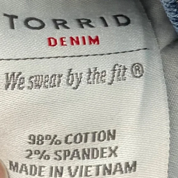 Torrid Sz 22 3X Jean Denim Bermuda Boyfriend Shorts Distressed Blue - Picture 4 of 4